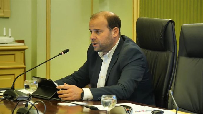 El conseller de Medio Ambiente y Territorio, Miquel Mir, durante una comparecencia en el Parlament.
