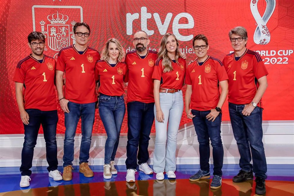 El periodista Sergio Sauca (2i) y el periodista de deportes de TVE Arsenio Cañada (2d) posan junto al resto del equipo de RTVE que dará cobertura al Mundial de Catar 2022, a 25 de octubre de 2022, en Madrid (España). El Mundial de Qatar 2022 de fútbol v