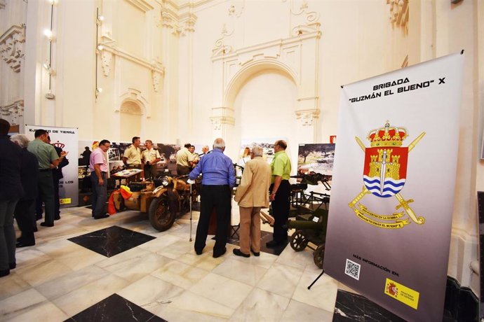 Asistentes a la exposición montada en el Oratorio San Felipe Neri por el centenario de las unidades acorazadas.