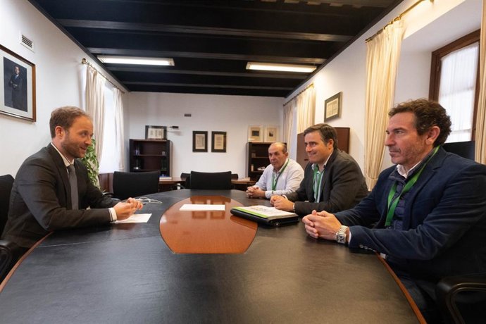 Reunión de la Comisión Ejecutiva de UPA Andalucía y el portavoz de Agricultura del PP en el Parlamento, Erik Domínguez