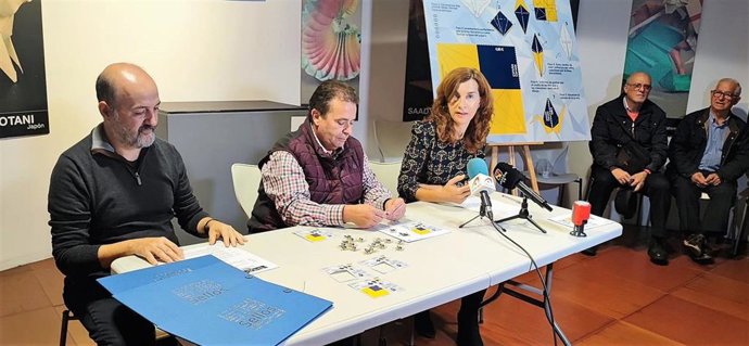 EMOZ y Correos presentan un nuevo sello dedicado a la papiroflexia.