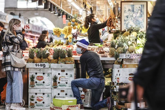 Archivo - Vista general de un puesto de fruta en el Mercado Central de Valencia 
