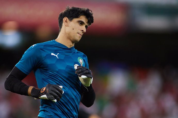 Archivo - Yassine Bounou "Bono" of Morocco warms up during an international friendly game between Morocco and Paraguay at Benito Villamarin Stadium on September 27, 2022 in Sevilla, Spain.