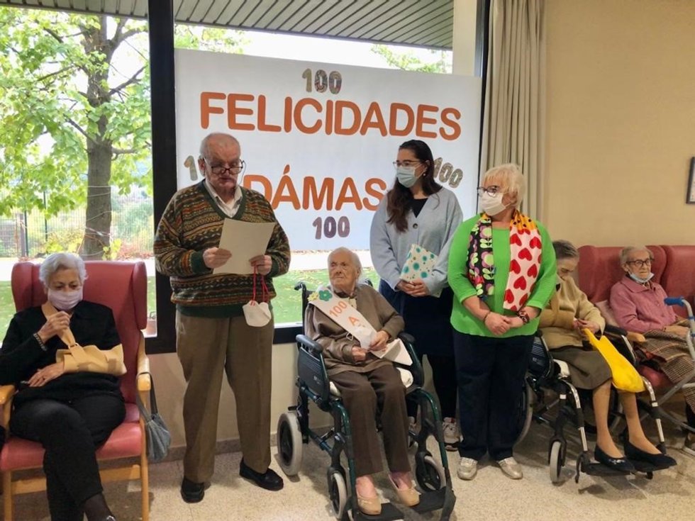 Damasa Fernández recibe la felicitación de la alcaldesa por su 100 cumpleaños