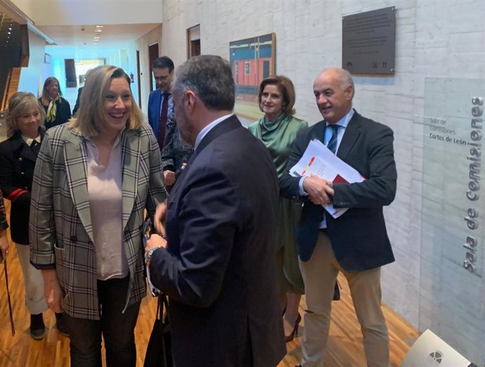 El presidente de las Cortes de Castilla y León, Carlos Pollán, saluda a la consejera de Familia e Igualdad de Oportunidades, Isabel Blanco, antes de su comparecencia en la Comisión de Economía y Hacienda.