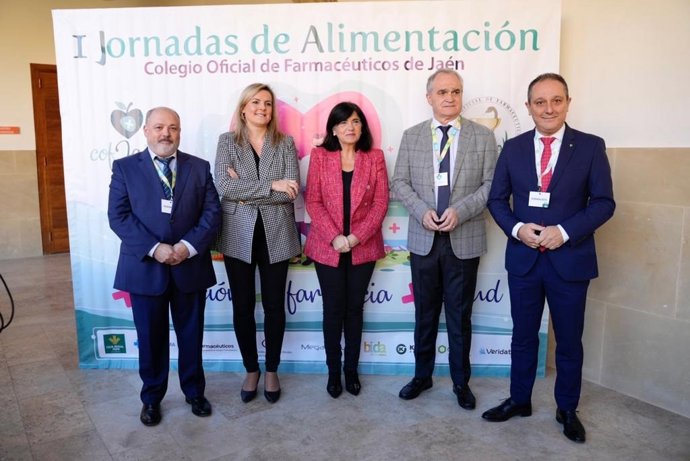 De izquierda a derecha, Martín Muñoz, vocal de Alimentación del COF de Jaén; Lola Marín, alcaldesa de Baeza; Francisca Medina, vicepresidenta primera de la Diputación; Antonio Mingorance, presidente del Consejo Andaluz y Juan Pedro Rísquez