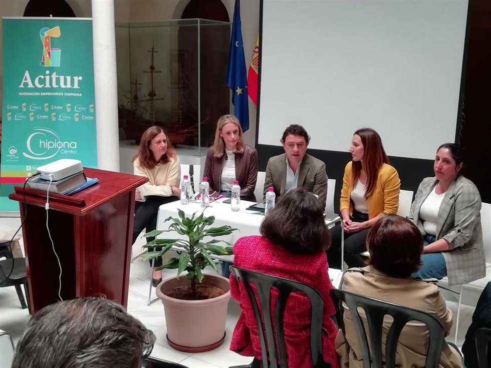 El delegado territorial de Empleo, Empresa y Trabajo Autónomo de la Junta en Cádiz, Daniel Sánchez Román, en un encuentro con la asociación de comerciantes de Chipiona