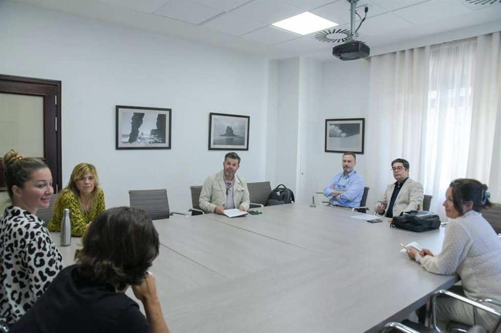 Reunión de la comisión de distinciones del Cabildo para entregar la Medalla de Oro al CD Tenerife
