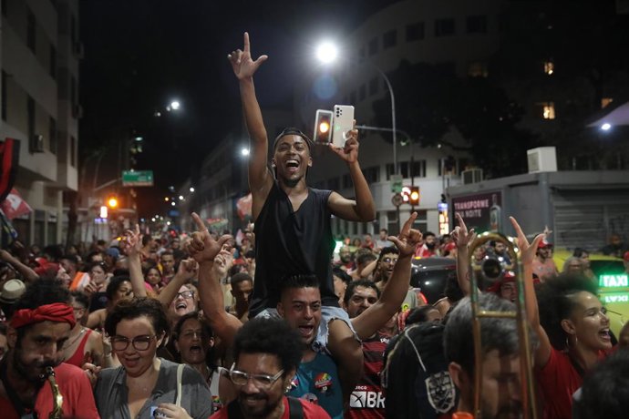 30 October 2022, Brazil, Rio de Janeiro: Supporters of former Brazilian President and presidential candidate for the Workers' Party Lula da Silva celebrate his victory in Brazil's presidential election in downtown Rio de Janeiro. Photo: Fernando Souza/d