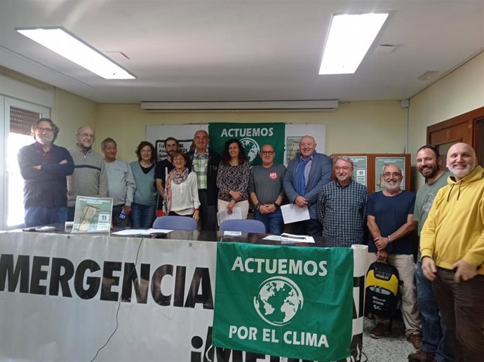 Más de 80 colectivos se manifiestan este viernes en Zaragoza para advertir de que el tiempo "se agota" para luchar contra la emergencia climática.