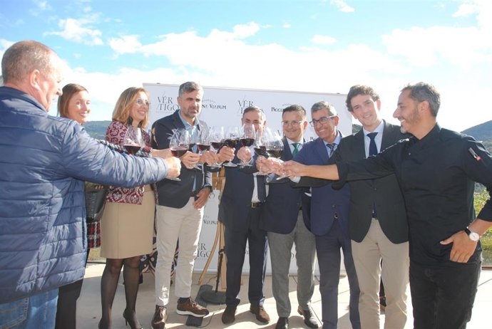 El conselleiro do Medio Rural, José González, en la inauguración del restaurante Vértigo, en Sober (Lugo)