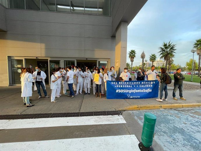 Profesionales sanitarios a las puertas del Hospital Infanta Sofía en el arranque de la huelga