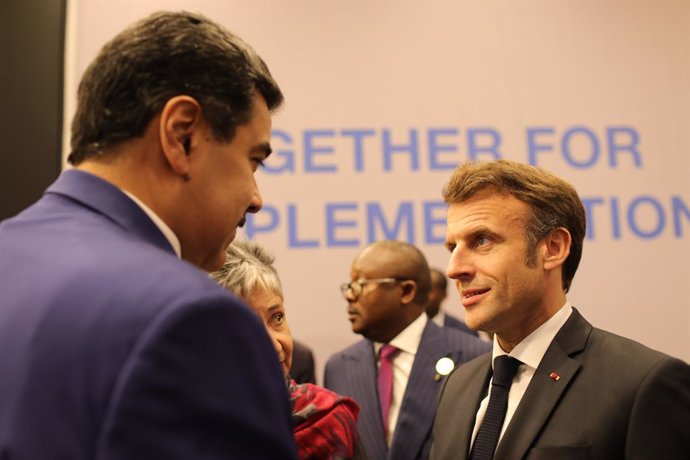 HANDOUT - 07 November 2022, Egypt, Sharm El-Sheikh: Venezuela's President Nicolas Maduro (L) speaks with France's President Emmanuel Macron (R) during the 2022 United Nations Climate Change Conference COP27 at the International Convention Center. Photo: