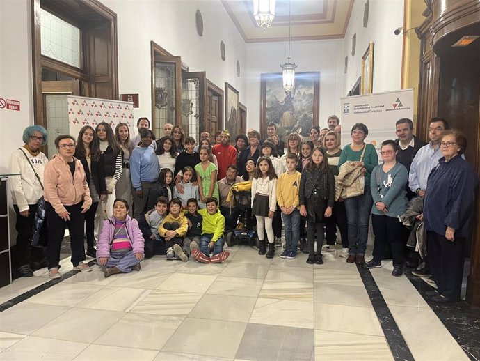 Foto de familia de los premiados, en la Diputación de Zaragoza.