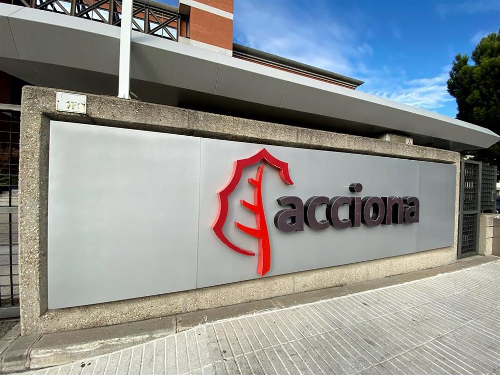 Archivo - Logotipo de Acciona en la entrada de su sede en Madrid.