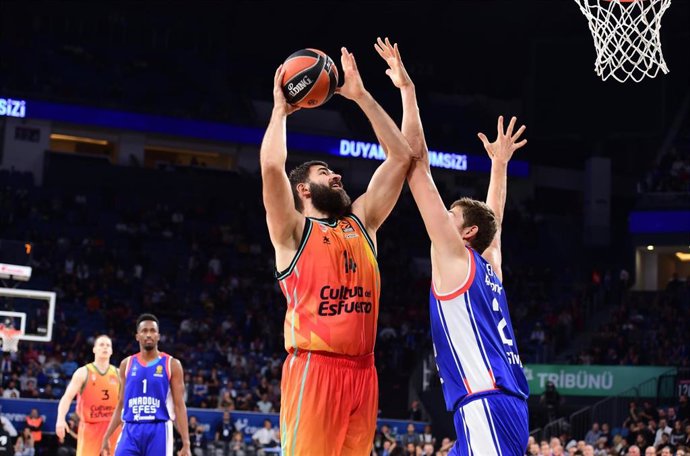 Bojan Dubljevic intenta anotar en el Anadolu Efes-Valencia Basket de la Euroliga 2022-2023