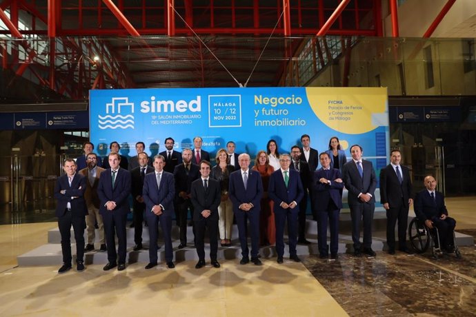 Foto de familia de la inauguración de Simed, Salón Inmobiliario del Mediterráneo en Fycma.