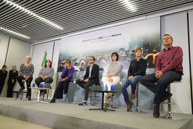 Expertos en historia y víctimas de ETA y el GAL durante el acto central del Día de la Memoria en Bilbao