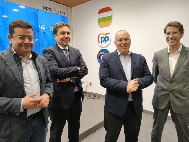 El secretario general del PP, Alfonso Domínguez, el presidente del PP, Alberto Galiana, el vicesecretario de Organización Teritorial Miguel Tellado, y el candidato del PP a las autonómicas, Gonzalo Capellán