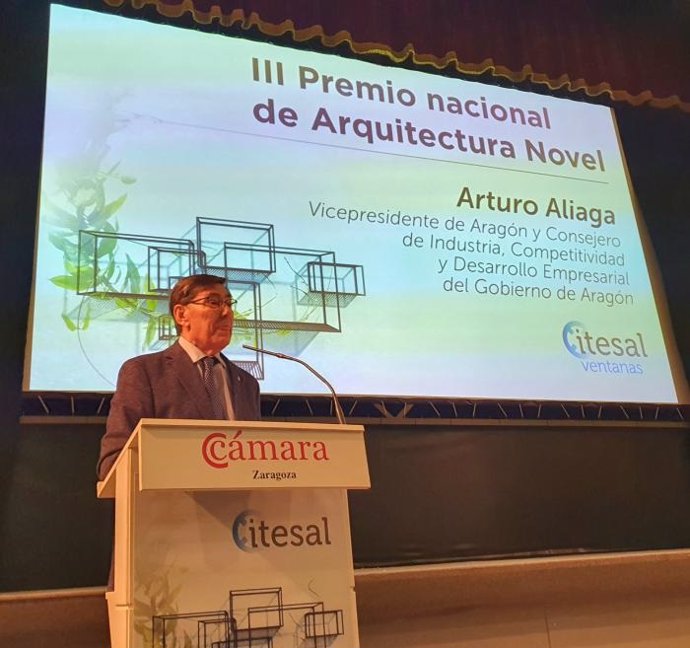 El vicepresidente y consejero de Industria, Competitividad y Desarrollo Empresarial del Gobierno de Aragón, Arturo Aliaga, en el III Premio Arquitectura Novel Itesal