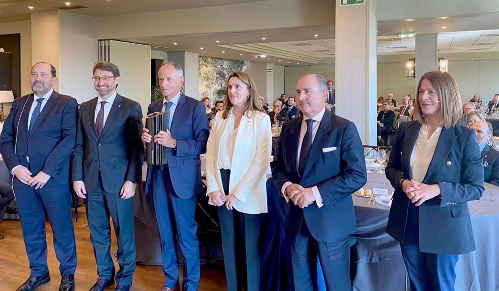 El consejero Enrique Fernández participa en la entrega del XXVII Premio Asturmanager, que ha recaído en Javier Sáenz de Jubera, presidente de Total Energies Electricidad y Gas en España