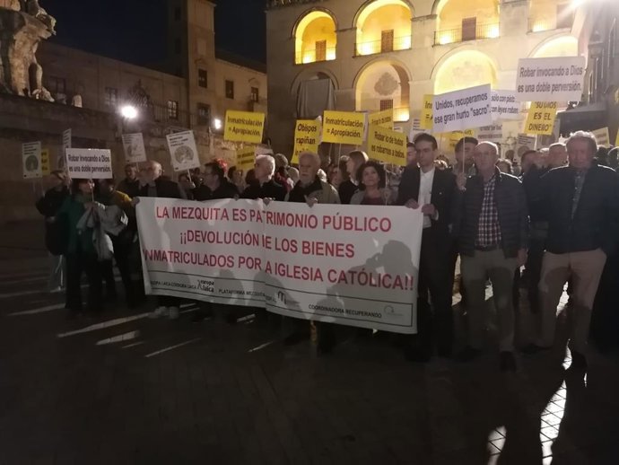 La Plataforma Mezquita Catedral protesta frente a la Mezquita contra "el carpetazo de las inmatriculaciones"