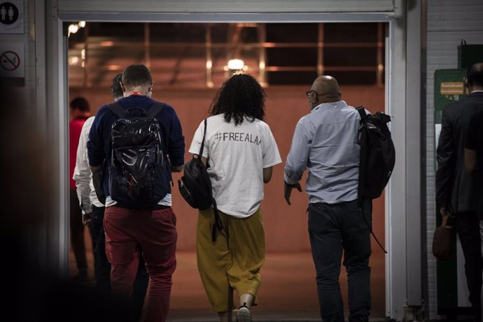 08 November 2022, Egypt, Sharm El-Sheikh: Sanaa Seif (C), sister of Egyptian-British jailed activist Alaa Abdel-Fattah, who is on a hunger and water strike, leaves after attending the "Climate justice and human rights at COP27 and beyond" session at the