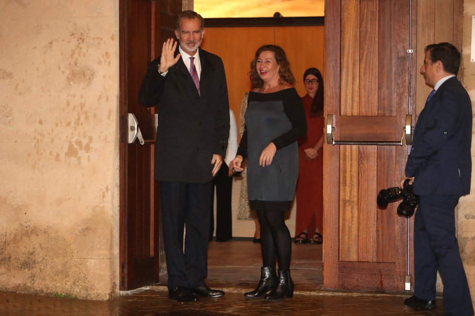 El Rey Felipe VI junto a la presidenta del Govern, Francina Armengol. 