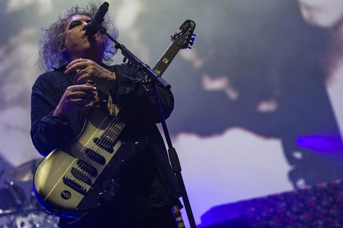 El líder de The Cure, Robert Smith, en el concierto de la banda británica en el Palau Sant Jordi de Barcelona
