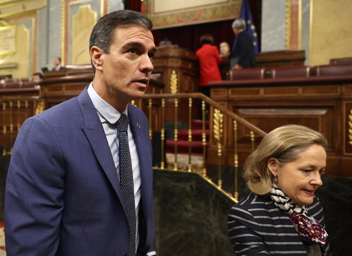 El presidente del Gobierno, Pedro Sánchez y la vicepresidenta primera y ministra de Asuntos Económicos y Transformación Digital, Nadia Calviño, a su llegada a una sesión plenaria en el Congreso de los Diputados, a 2 de noviembre de 2022, en Madrid (Espa