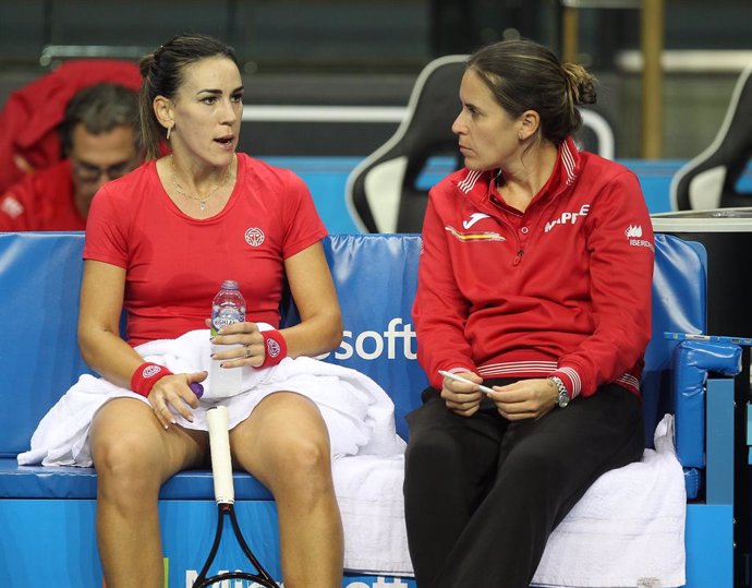 Nuria Párrizas habla con la capitana Anabel Medina durante las Finales de la Billie Jean King Cup