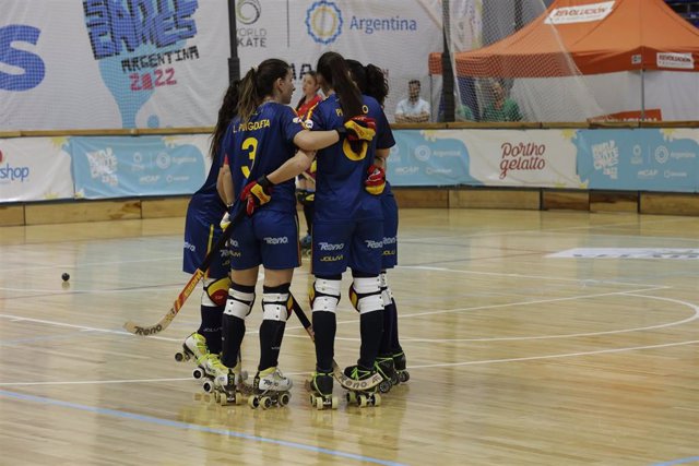 Las jugadoras de la selección femenina de hockey patines celebran uno de sus goles ante Colombia en los cuartos de final de los Juegos Mundiales de Patinaje de Argentina