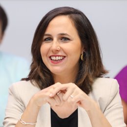 Archivo - (I-D) La ministra de Derechos Sociales y Agenda 2030, Ione Belarra, durante la apertura del Consejo Ciudadano Estatal en la sede de Podemos, a 16 de septiembre de 2022, en Madrid (España).