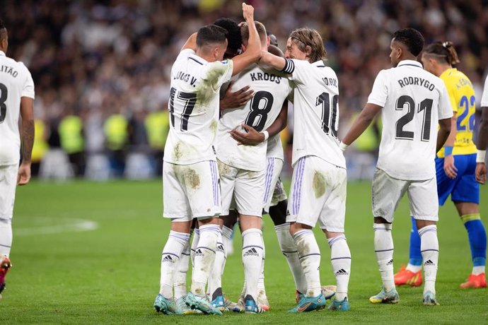 Los jugadores del Real Madrid celebran el 2-0 de Toni Kroos ante el Cádiz en LaLiga Santander 2022-2023