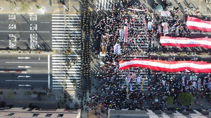 Protestantes frente al Congreso de Perú