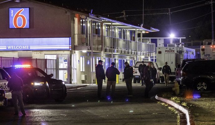 Archivo - April 12, 2022, Albuquerque, New Mexico, USA: Albuquerque. .Police investigate after officers shot a person late Tuesday night at a motel in Northeast Albuquerque NM on April 12, 2022. Mike Sandoval for the Albuquerque Journal.Albuquerque, New