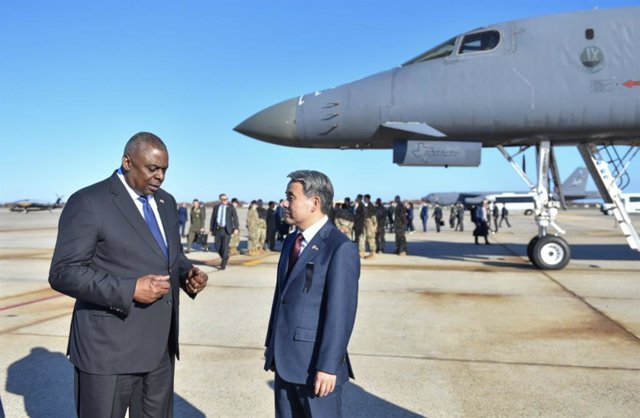 Una foto facilitada por el Ministerio de Defensa de Seúl muestra al ministro de Defensa de Corea del Sur, Lee Jong-sup (R), y a su homólogo estadounidense, Lloyd Austin,