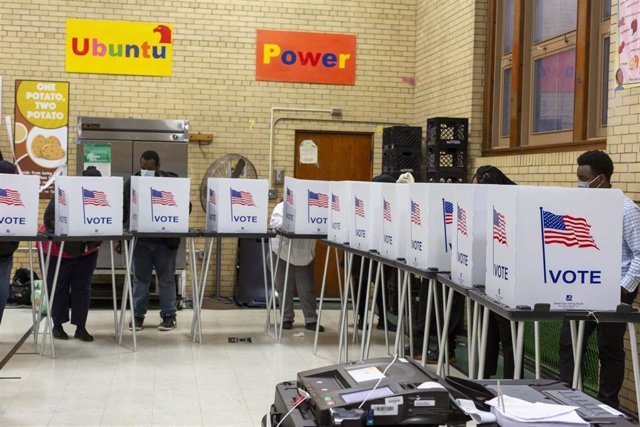Un grupo de personas vota en un colegio electoral durante las elecciones intermedias de 2022 en EE.UU.