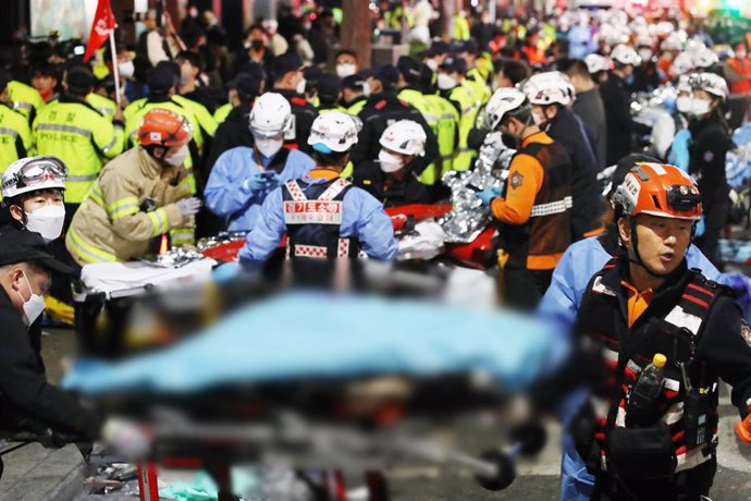 Rescatistas trabajan en el lugar del accidente de una estampida en Itaewon, un distrito de Seúl, Corea del Sur,