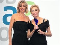 Ana Rosa Quintana, muy emocionada, recibe un premio de manos de su 'rival' y amiga Susanna Griso