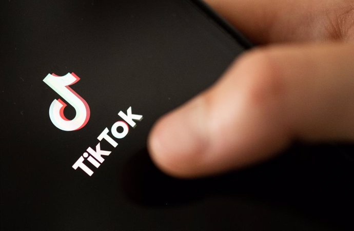 Logo de la plataforma TikTok en un teléfono móvil