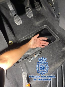 Habitáculo conocido como caleta en el que se ocultó en un vehículo más de un kilo de cocaína de gran pureza. Hay dos detenidos en Jaén