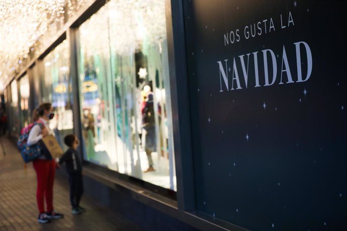 Archivo - Escaparate de un comercio en Navidad