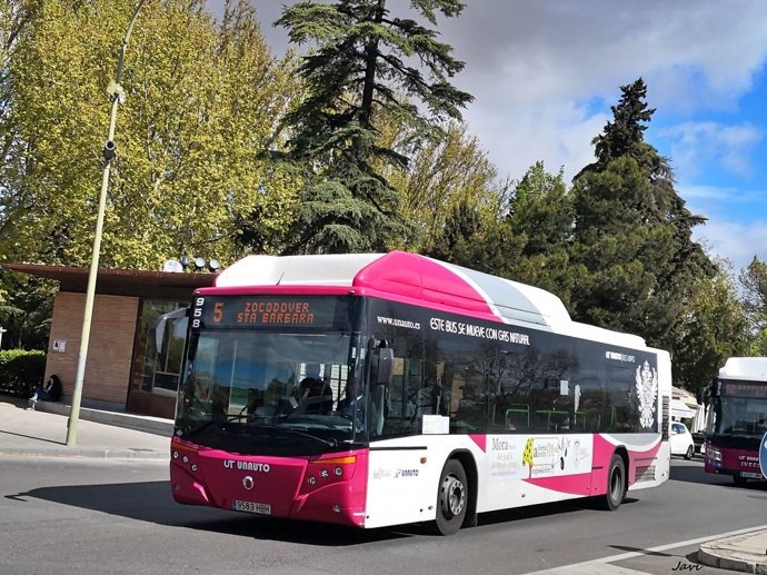 Archivo - Autobús urbano en Toledo