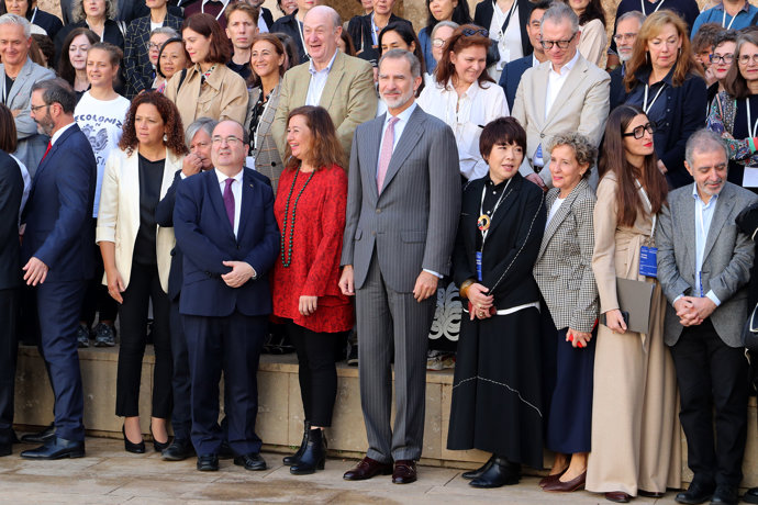 Foto de familia de los asistentes a la 54 edición de la Conferencia anual del Comité Internacional de Museos y Colecciones de Arte Moderno, presidida por el Rey Felipe VI, en Palma de Mallorca.