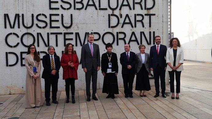El Rey Felipe VI junto a otras autoridades antes de la inauguración de la Conferencia Anual del Comité Internacional de Museos y Colecciones de Arte Moderno 2022 celebrada en el museo Es Baluard de Palma