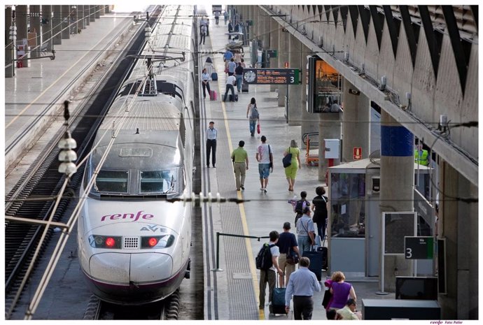 Archivo - Un tren AVE estacionado en Santa Justa.