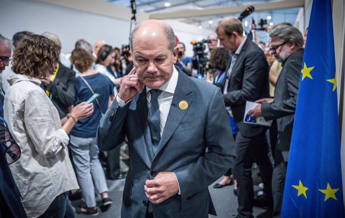 08 November 2022, Egypt, Sharm El-Sheikh: German Chancellor Olaf Scholz (C) leaves after a press statement during the 2022 United Nations Climate Change Conference COP27 at the International Convention Center. Photo: Michael Kappeler/dpa