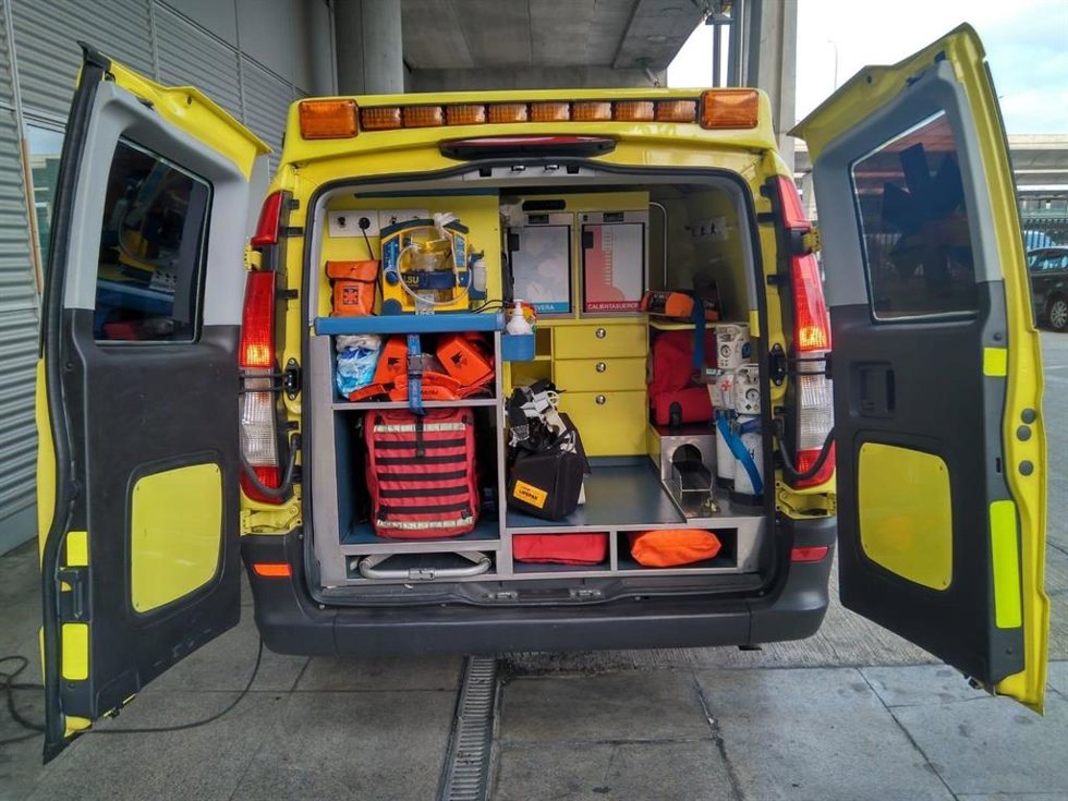 Archivo - Interior de una ambulancia