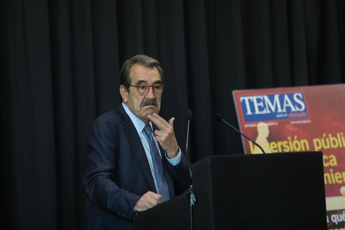 Archivo - El presidente de AFI (Analistas Financieros Internacionales), Emilio Ontiveros, interviene durante la presentación de la revista Temas, en el Círculo de Bellas Artes de Madrid, a 8 de octubre de 2021, en Madrid (España).